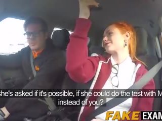 年轻 红发 护送 的阴户 检查 在 她的 driving 测试