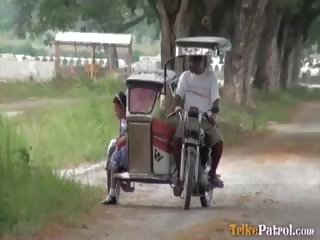 Philippine écolière baisée en plein air en ouvert domaine par touriste